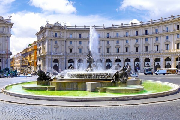 Bella fontana nel centro della città