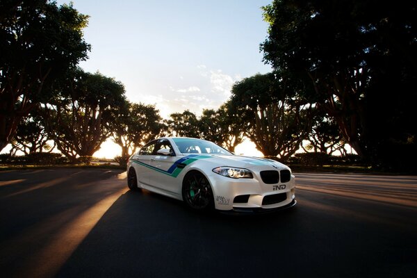 Voiture de sport au coucher du soleil