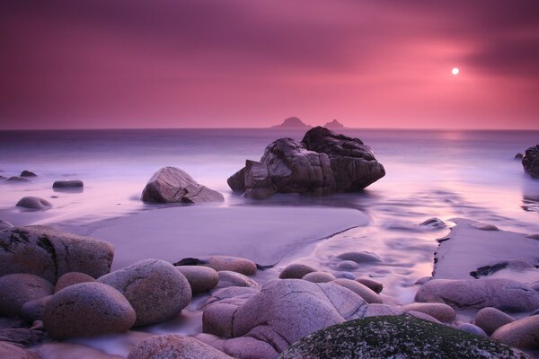 Amanhecer mágico na praia do oceano