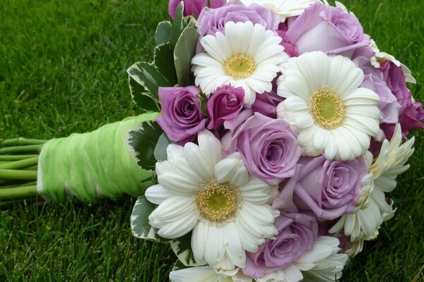 Un mazzo di fiori si trova nel giardino