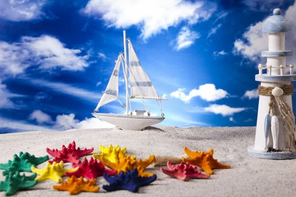 Collage de photos. Yacht avec des voiles blanches. Sable blanc. Ciel bleu avec des nuages blancs. Étoiles de mer multicolores