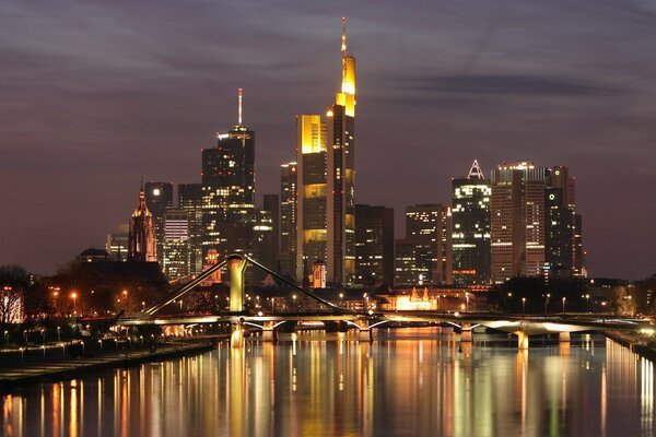 Moderne Stadt im Licht der Nachtlichter