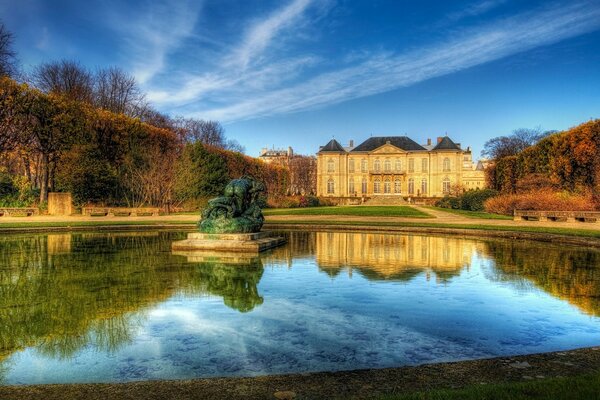 El castillo se refleja bellamente en el lago en un día claro