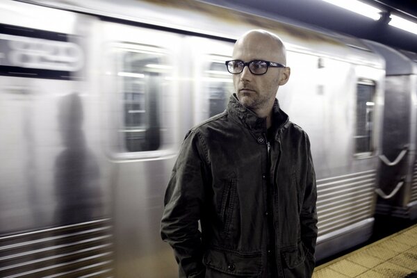 El compositor Moby camina por el metro