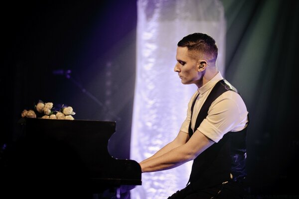 Un hombre toca el piano en un concierto