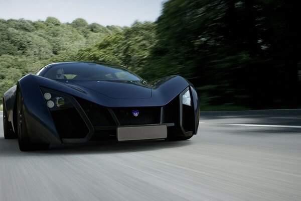 Voiture de sport noire sur la vitesse