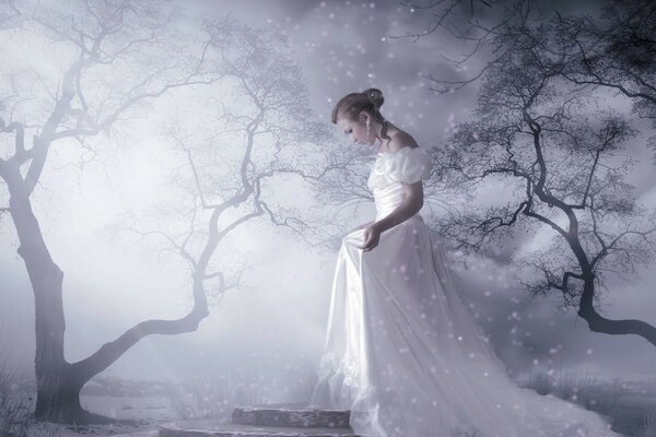 Fille en robe blanche dans le brouillard