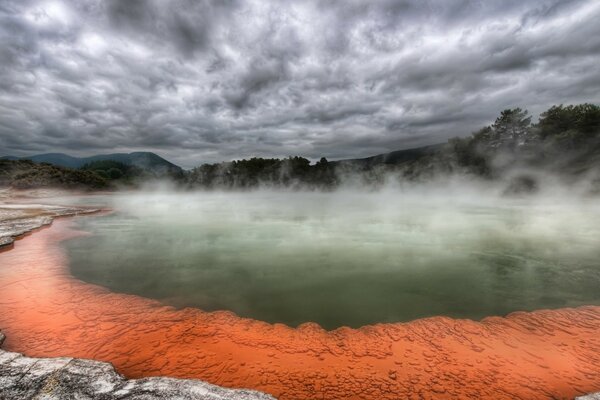 Туман над поверхностью воды. Затянутое тучами небо