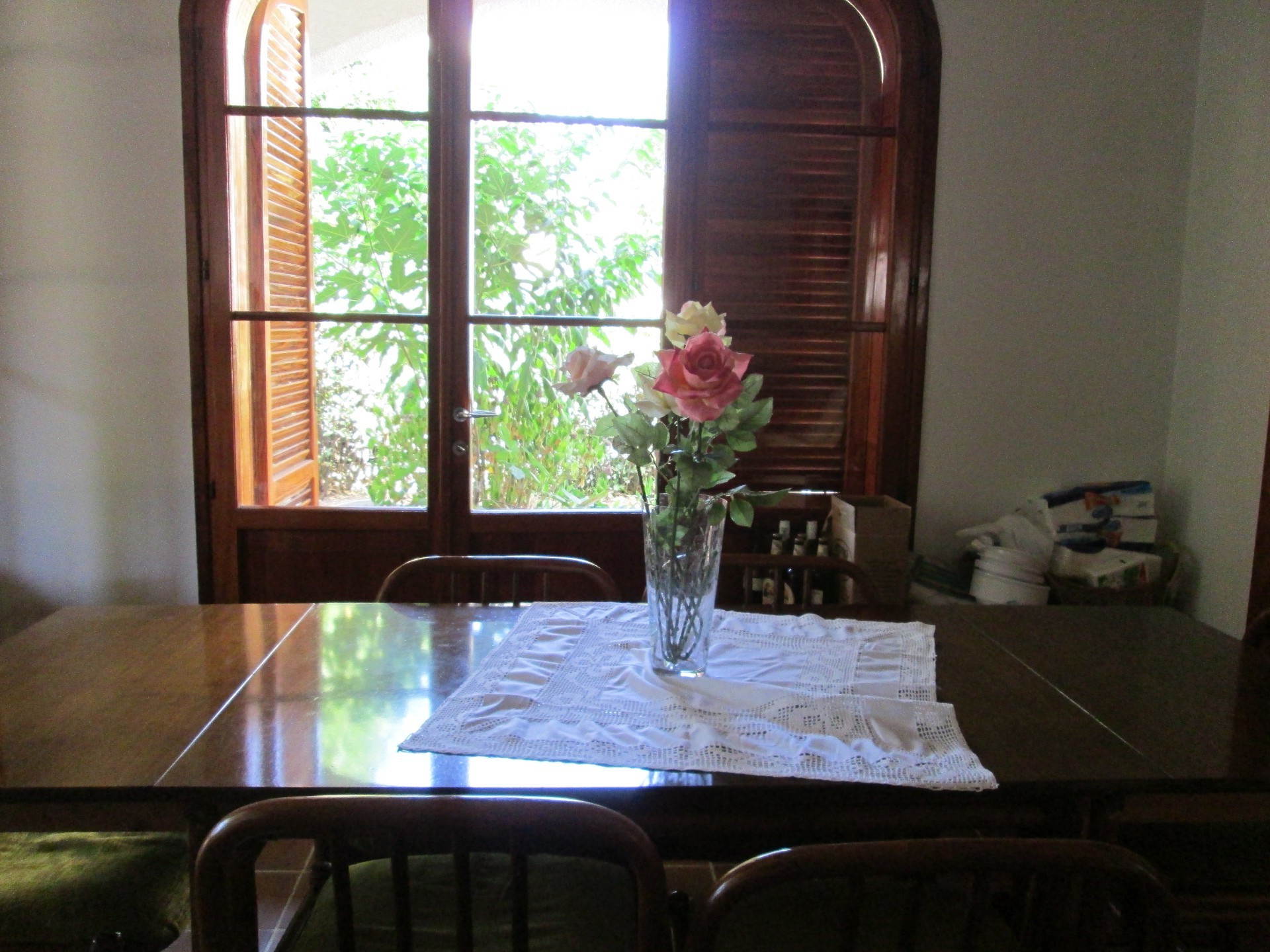 decoração de interiores móveis quarto mesa janela interior cadeira assento design de interiores casa casa utensílios de mesa sala de jantar lâmpada arranjo de flores assento chão madeira hotel