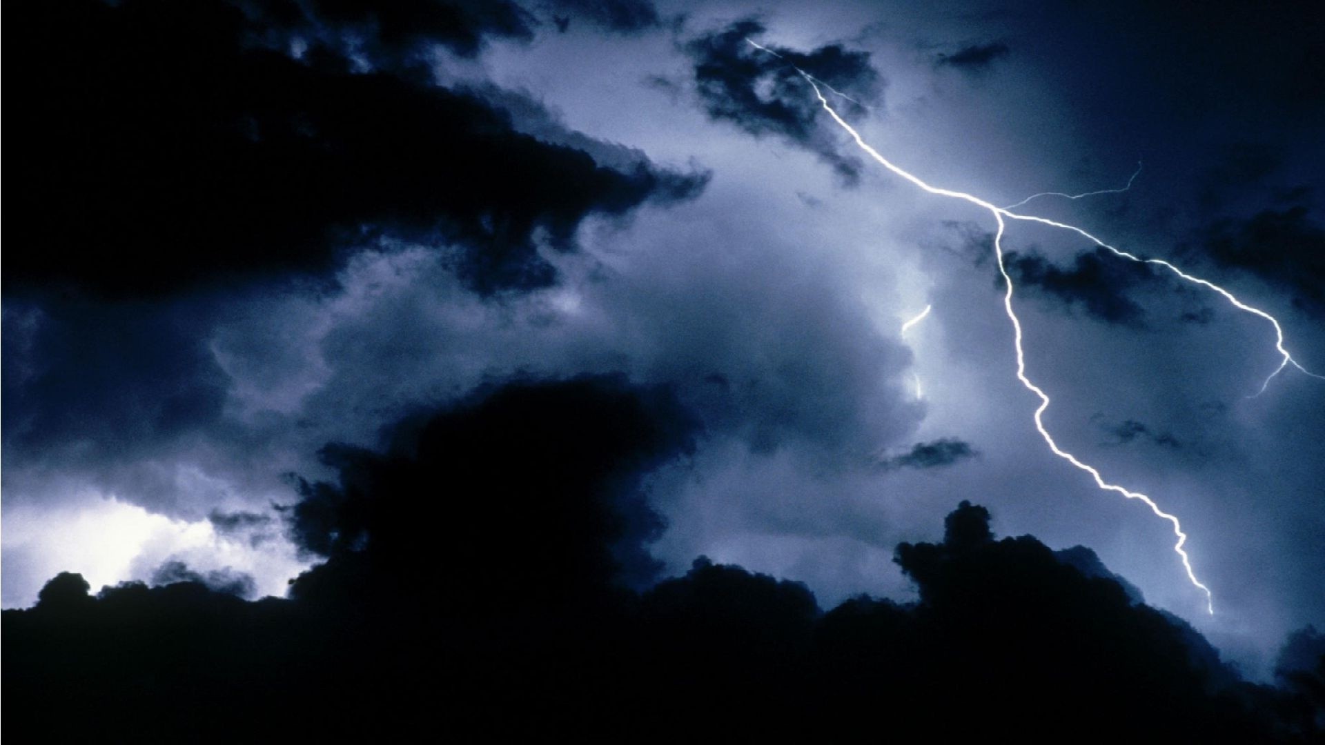 relâmpago tempestade céu tempo luz chuva paisagem luz do dia tempestade pôr do sol natureza ao ar livre à noite meteorologia nuvem trovão sol desastre escuro