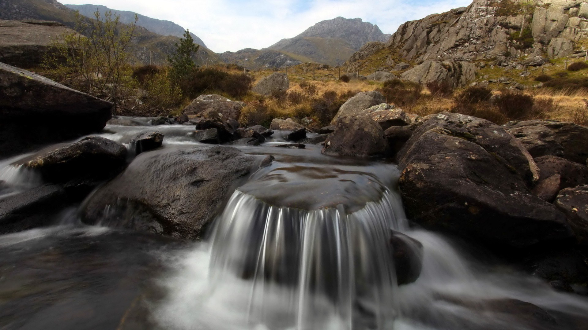 flüsse teiche und bäche teiche und bäche wasser wasserfall fluss fluss felsen natur landschaft reisen fluss im freien verkehr - rapids kaskade boulder berge herbst nass medium holz