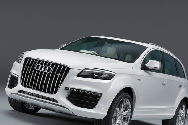 SUV bianco Audi in mostra