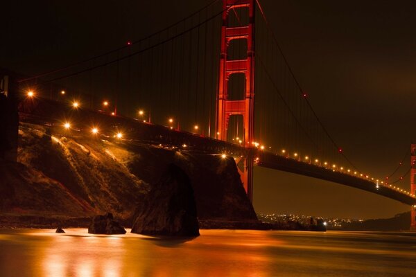 Vista da ponte ao anoitecer perto da baía