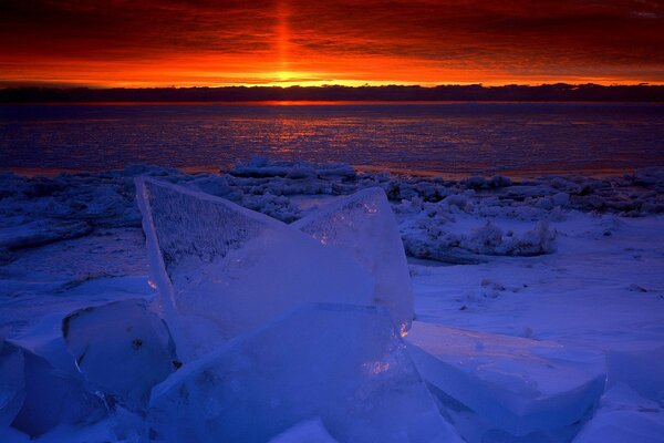 Restos de hielo en la ardiente puesta de sol del día