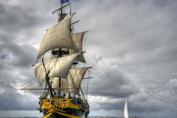 Un gran barco de vela va por el mar