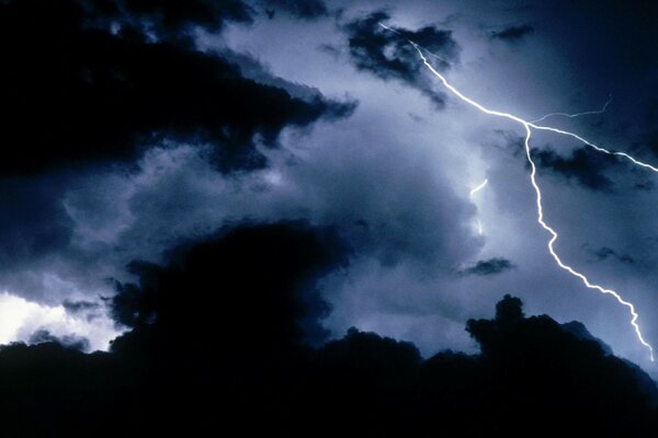 Schwarze Wolken bei Sturm und Gewitter