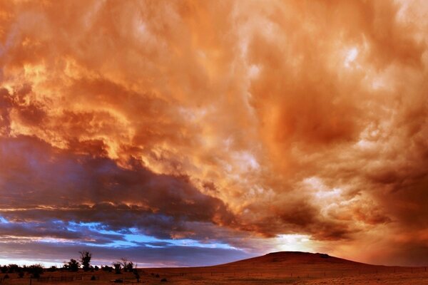 Orangefarbener Himmel in Wolken und Wolken