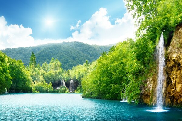 Sommer, Wasserfall, Fluss. Schöne Aussicht