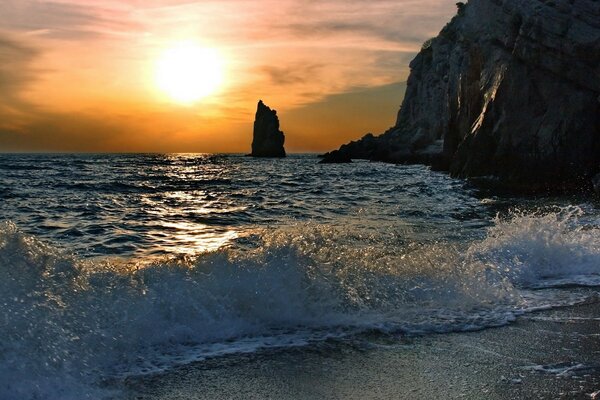 Surf de l océan sur fond de coucher de soleil