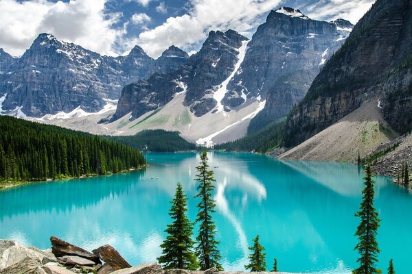 Lac bleu sur fond de montagnes enneigées