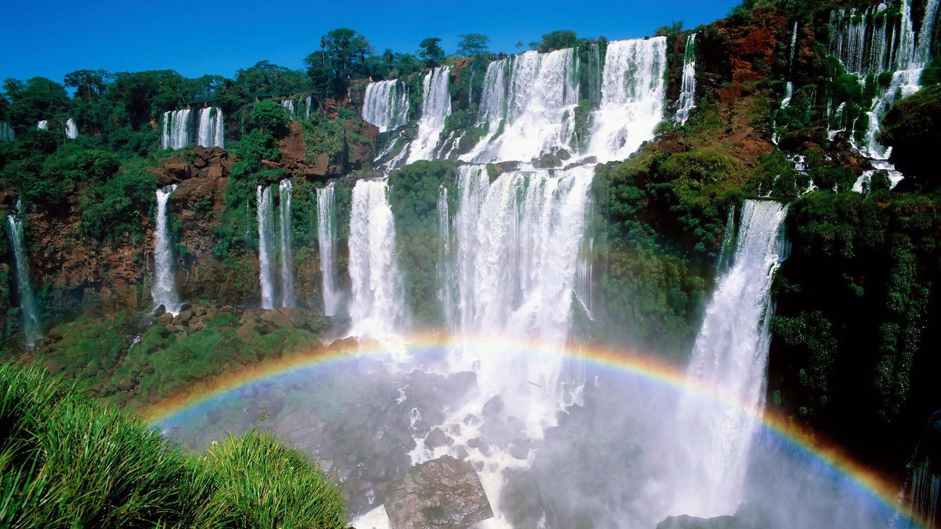 cascadas cascada agua arco iris naturaleza al aire libre paisaje viajes río cascada otoño verano corriente parque escénico roca madera árbol medio ambiente movimiento