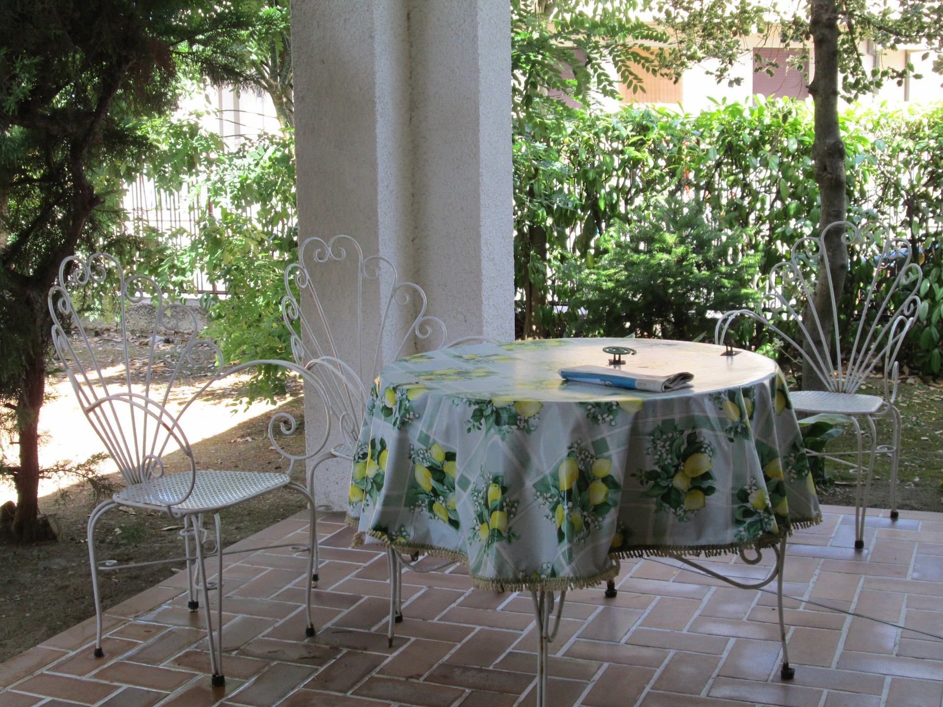 terrasse stuhl platz tabelle patio möbel garten haus luxus familie bank fenster hotel holz modern innen hinterhof zimmer blume sommer