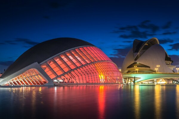 Um lugar famoso e arquitetura na cidade da noite