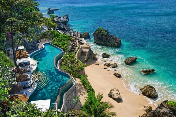 Piscina en la costa del mar azul