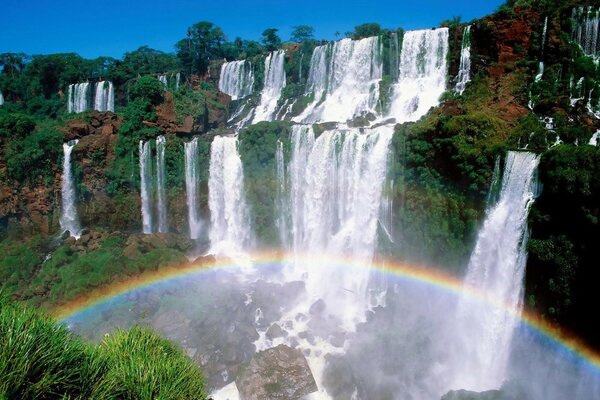 Große Wasserfälle und ein Regenbogen darunter