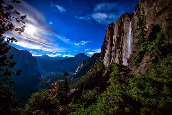 山景与村庄的景色