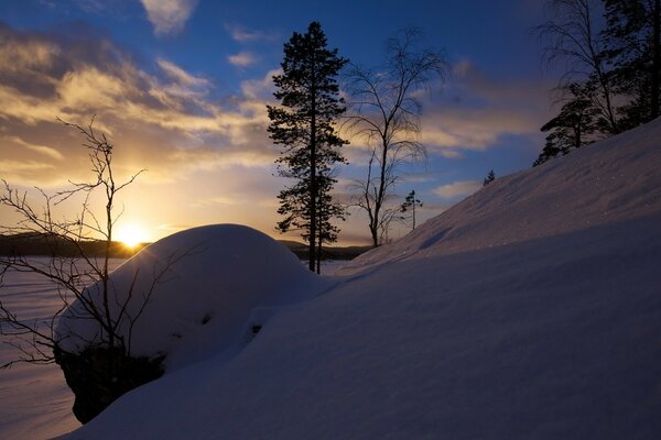 Coucher de soleil sur un immense champ enneigé