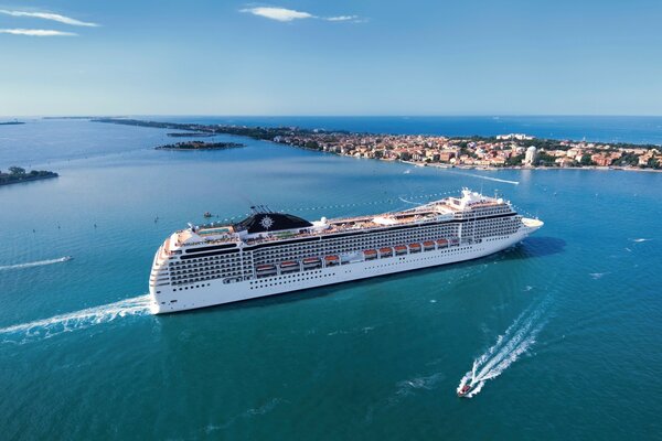 Voyage en mer, mer bleue et ciel