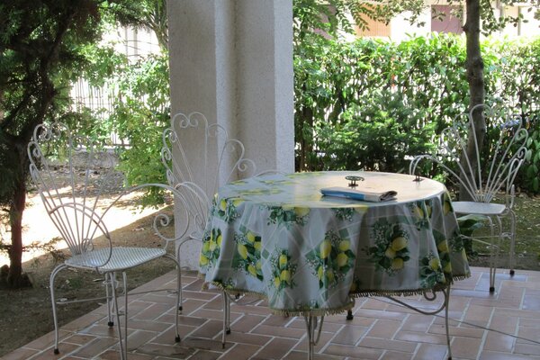 Tisch mit durchbrochenen Stühlen auf der Terrasse