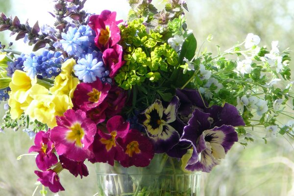 Beau bouquet de fleurs de jardin fraîches