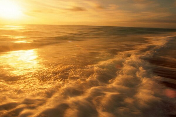 El ruido de las olas de la resaca del océano