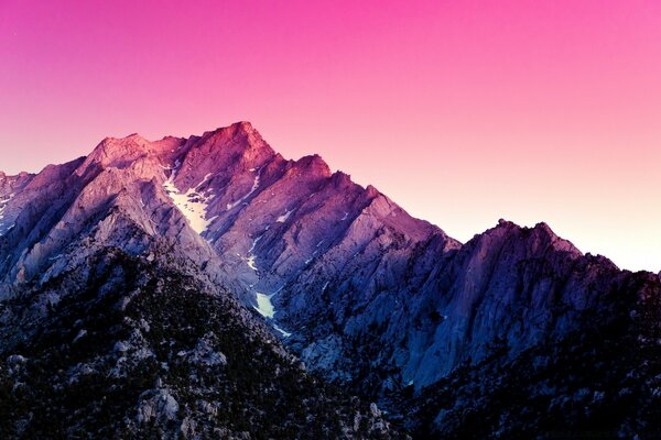 Tramonto rosa sulle alte montagne