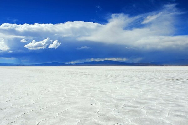 Schneeweißer Sand unter blauem Himmel