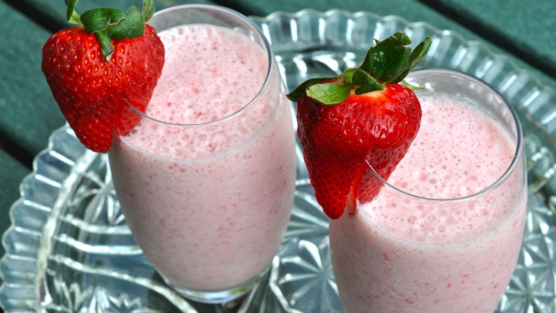 bevande yogurt latte fragola agitare bacca frullato frutta frappè dolce crema cremoso vetro bere prodotti lattiero-caseari delizioso latticini succo di frutta freddo cibo