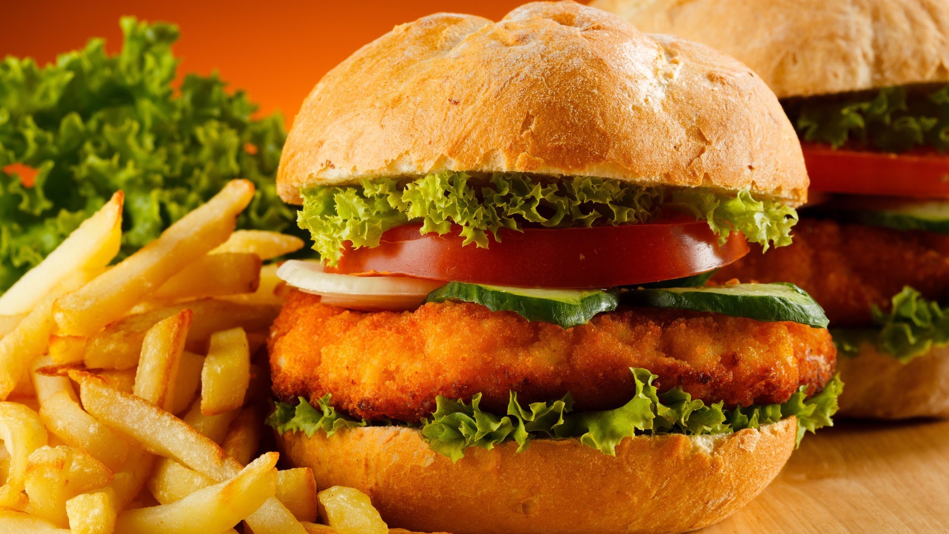 comida y bebida ensalada pan almuerzo papas fritas sándwich cena tomate bollo comida rápido hamburguesa carne insalubre delicioso ketchup sésamo comida mayonesa queso