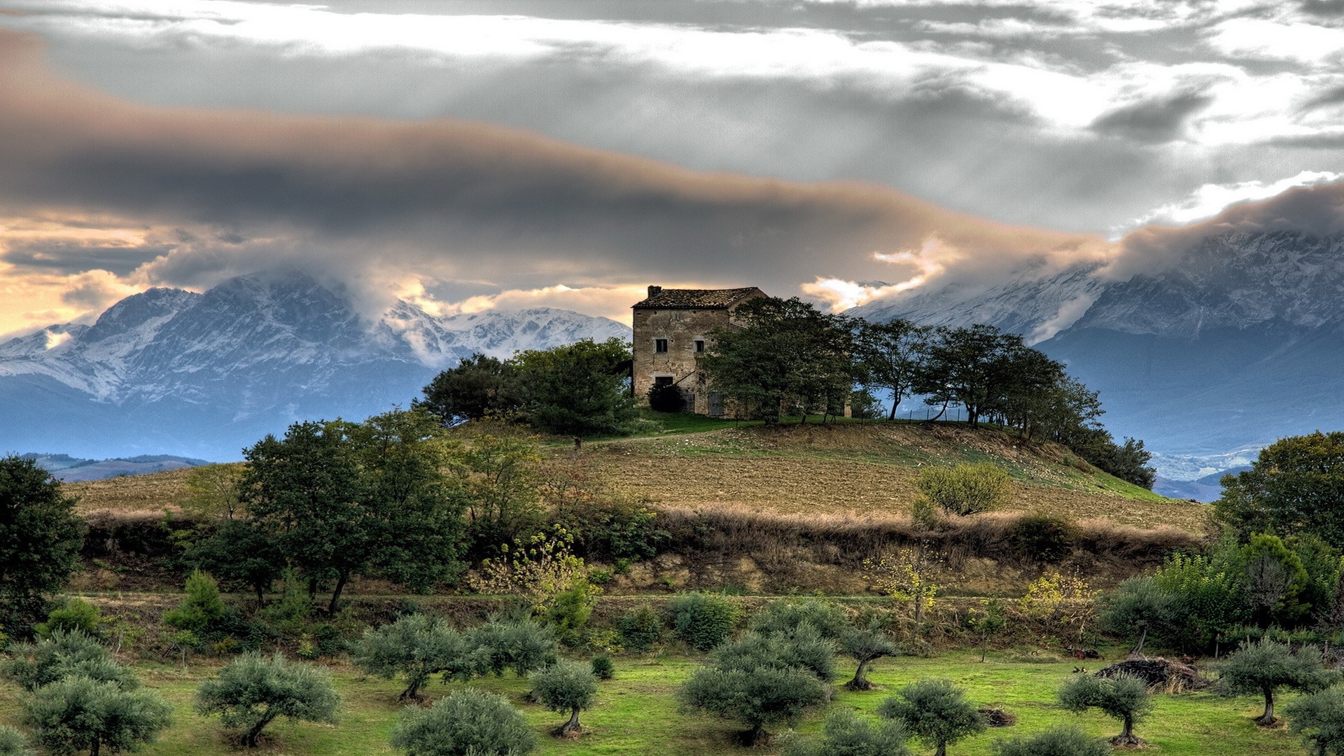 colinas paisaje viajes cielo montañas naturaleza al aire libre árbol hierba colina roca castillo escénico puesta de sol