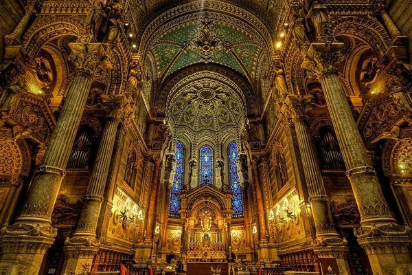 Catedral grande y hermosa de la religión