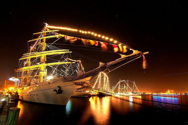 Yacht éclairé par des lumières le soir