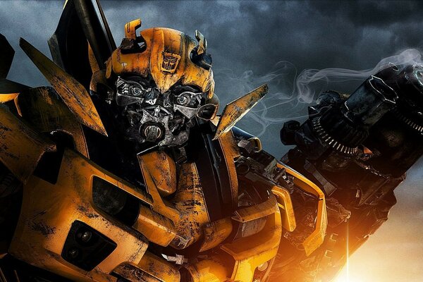 Ein fantastischer Film von Bumblebee vor dem Hintergrund von Explosion und Rauch