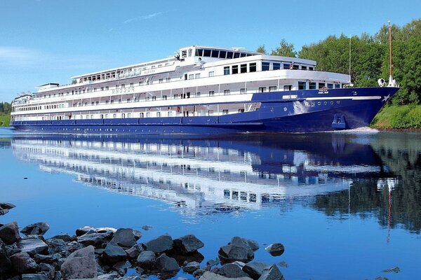 Cruise ship moves through the channel