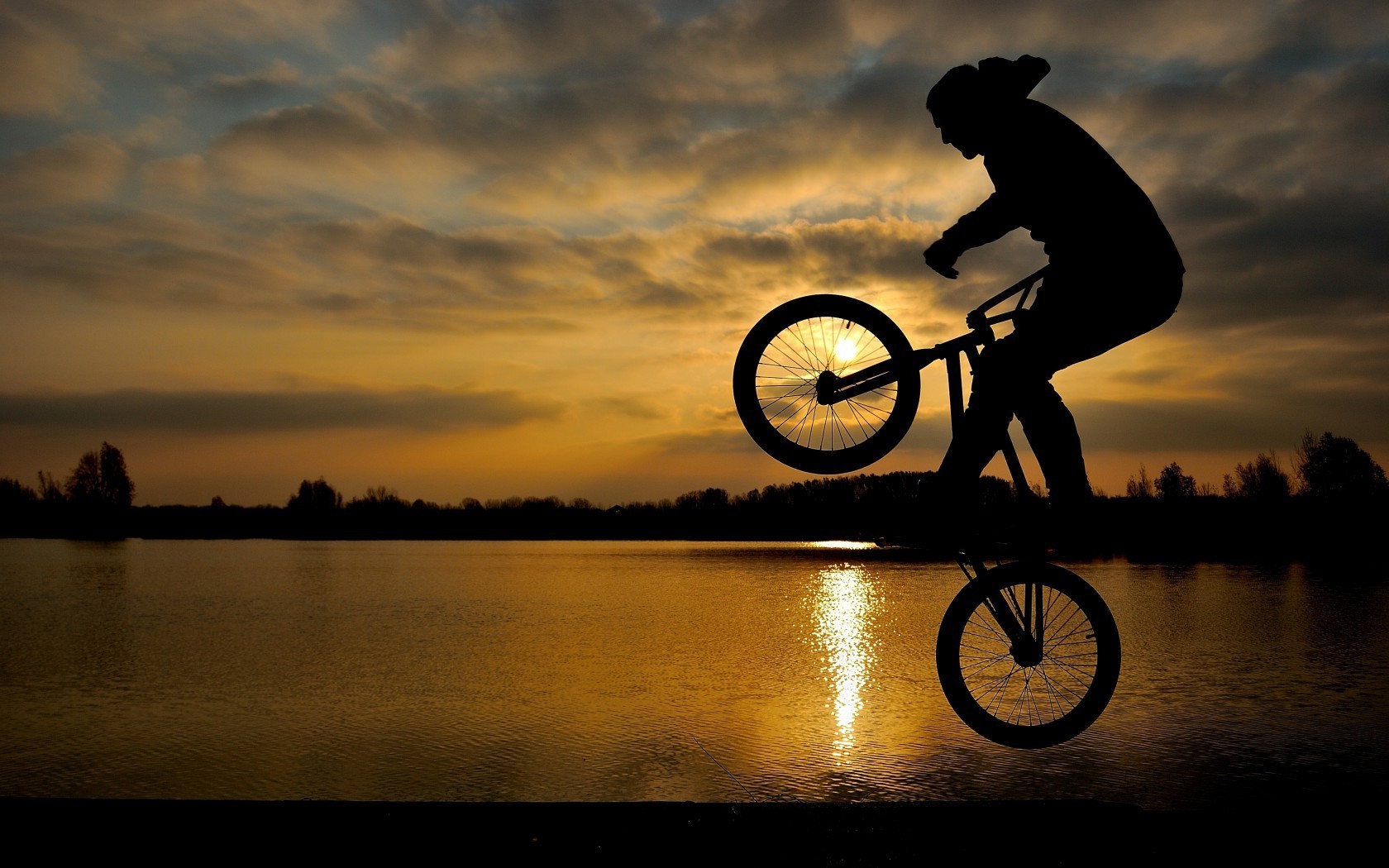 cyclisme coucher de soleil lac réflexion aube roue eau vélo paysage silhouette cycliste rivière motard ciel fille