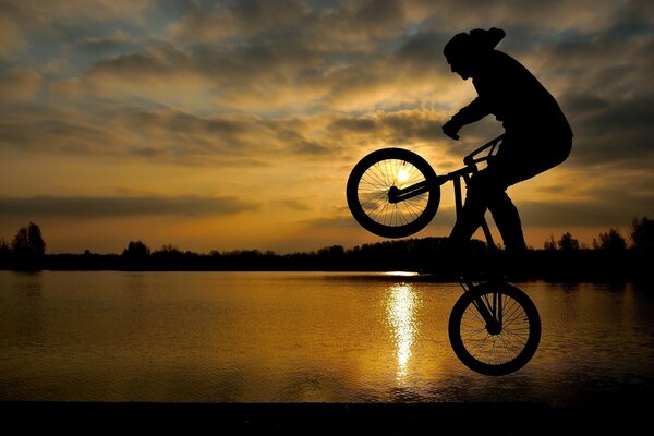 Stunt Bike sullo sfondo del tramonto