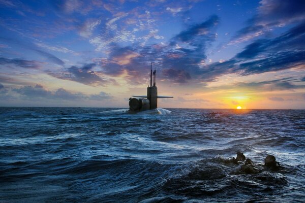 I subacquei nuotano sott acqua Vicino al sottomarino