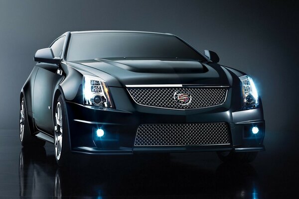 Aynalı zeminde koyu mavi Cadillac