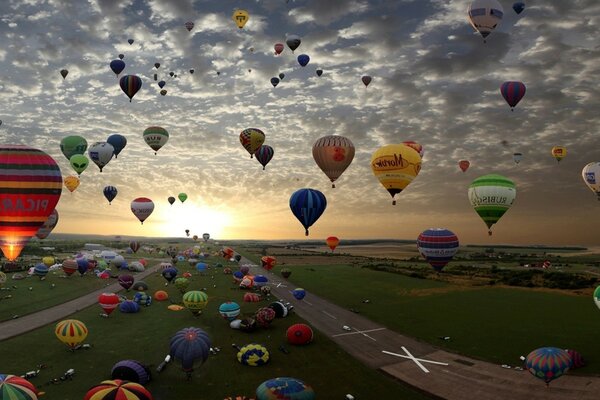 Eine große Anzahl von Ballons auf der Startbahn