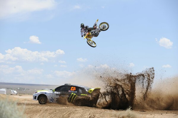 Increíble salto de moto en coche de Rally